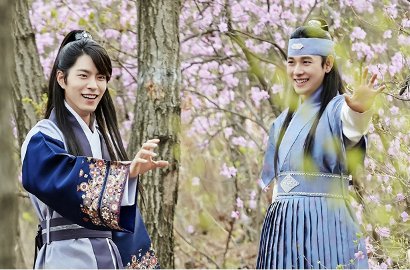 Bikin Salah Paham, Mesranya Siwan Tatap dan Belai Hong Jong Hyun di BTS 'King In Love'
