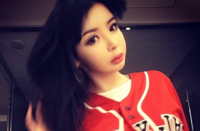 Lama Tak Muncul, Park Bom Kejutkan Fans Tampil Seksi Saat Jalan-Jalan