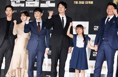 Gantengnya Song Joong Ki cs Rapi Berjas di Premier 'Battleship Island'