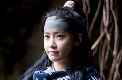 Syuting 'The King Loves', Gigihnya Yoona Latihan Main Hoki di Tengah Hujan Salju