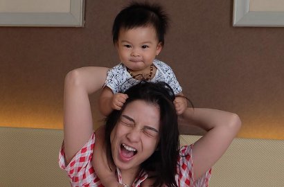 Usil Coba 'Ngemil' Kaki Sendiri, Ekspresi Putri Chelsea Olivia Bikin Gemas