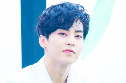 Rontok Karena Sering Dibleaching, Xiumin Curhat Bakal Cukur Rambut?