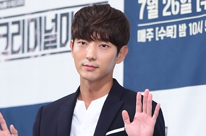 Awas Terpesona Gagahnya Lee Jun Ki Berseragam Polisi Resmi di 'Criminal Minds'