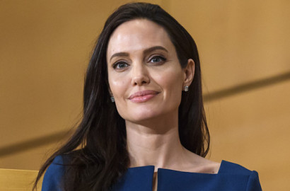 Belanja ke Toko Mainan, Angelina Jolie Tampil Seksi Tanpa Bra