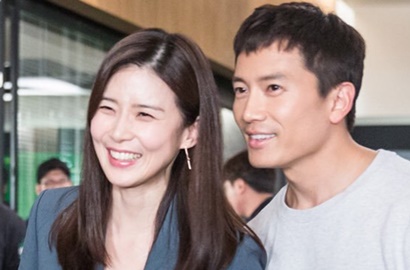 Ji Sung Pamer Foto Imut Lee Bo Young dan Anaknya Pakai Baju Kembaran