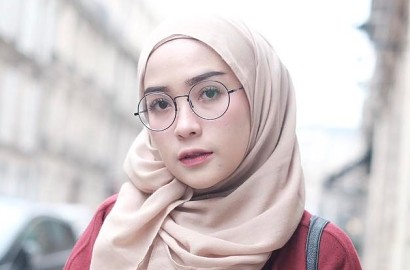 Biar Nggak Terlihat Aneh, Ikuti 5 Trik Memilih Kacamata yang Tepat Buat Kamu yang Memakai Hijab