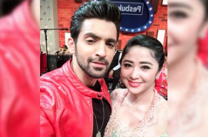 Unggah Foto Bareng Dewi Persik, Emoticon Aktor Bollywood Ini Bikin Salfok