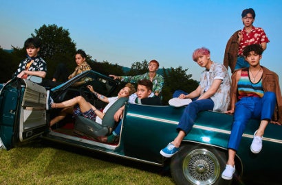 Ganteng Pakai Seragam, Cerianya EXO Jadi Bintang Tamu 'Ask Us Anything'