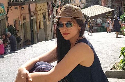 Seksi Pakai Bikini di Pantai, Bodi Wulan Guritno Bikin Netter Takjub