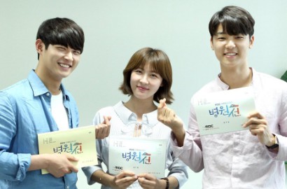 Jalani Ritual Mulai Syuting 'Hospital Ship', Beda Tinggi Kang Min Hyuk-Ha Ji Won Jadi Sorotan