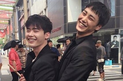 Pamer Foto Sok Ganteng Bareng Lee Tae Hwan, Lee Jong Suk Bikin Kangen 'W'