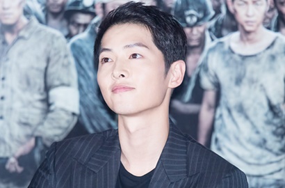 Tanpa Hye Kyo, Joong Ki Senyum Ceria di Pemotretan Jelang Nikah