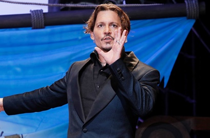 Bikin Tercengang, Johnny Depp Habiskan Puluhan Juta Hanya untuk Beli Sofa Bekas Kim Kardashian