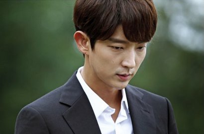 Terdiam Membeku, Wajah Lee Jun Ki Penuh Debu dan Berdarah di 'Criminal Minds'