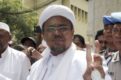Dicurigai Pelarian Rizieq Didanai Prabowo, Ini Bantahan Kuasa Hukum
