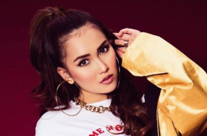 Asyik Nyanyi Sambil Main Piano, Ayu Ting Ting Malah Ditertawakan Netter