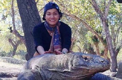 Menkeu Sri Mulyani Foto dengan Komodo di Labuan Bajo, Netter: Nanti Disuruh Bayar Pajak