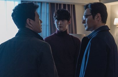 Tangan Diborgol, Sinisnya Senyum Lee Jong Suk di Poster Baru 'VIP'