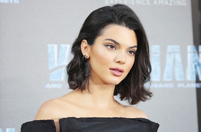 Pamer Foto Bugil, Tubuh Seksi Kendall Jenner Bikin Netter Klepek-Klepek