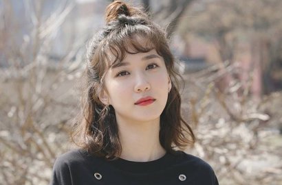 Syuting 'Age of Youth' Season 2, Park Eun Bin Pamer Ekspresi Lucu dengan Bantal Imut