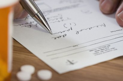 Pernah Pusing Lihat Tulisan Dokter? 4 Alasan Kocak Dibalik Misteri Goresan Tangan Begitu Njelimet