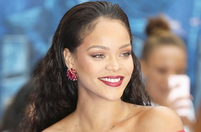 Kenakan Atasan Terbuka, Rihanna Tonjolkan Dada ke Kamera