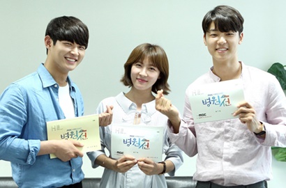 Bareng Kang Min Hyuk, Cerianya Ha Ji Won Bak ABG di Ritual Syuting 'Hospital Ship'