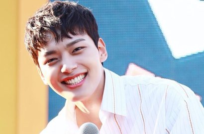 Pegang Lingerie, Yeo Jin Goo Pamer Otot Pakai Kaus Ketat di 'Reunited Worlds'