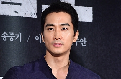 Serius Baca Naskah 'Black', Song Seung Heon Umbar Keseksian Lewat Foto Ini