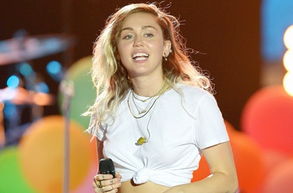 Pergi Belanja, Miley Cyrus Nekat Hanya Kenakan Mini Bra