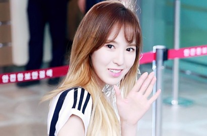 Wendy Pamer Abs dan Pinggang Ramping di Bandara, Netter Malah Curiga Oplas