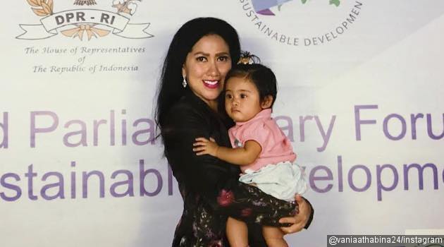 Senyum Ceria Bareng Arzeti Bilbina, Lesung Pipi Putri Venna Melinda Curi Perhatian