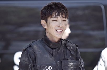 Tampil Serba Hitam, Cerianya Lee Jun Ki Pamer Senyum Manis di 'Criminal Minds'