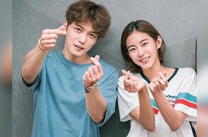 Bikin Ingat Cover Album The Beatles, Kerennya Pose Jaejoong-Uee cs di Poster 'Manhole'