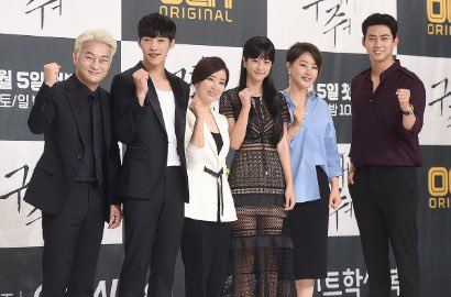 Tampil Rapi, Gantengnya Taecyeon Digandeng Seo Ye Ji di Jumpa Pers 'Save Me'