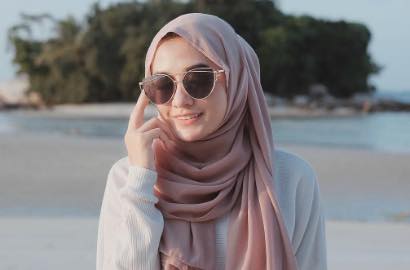 Ingin Fashionable yang Nggak Pakai Gerah? 7 Inspirasi Mix and Match Hijab Simpel Ini Bisa Kamu Tiru