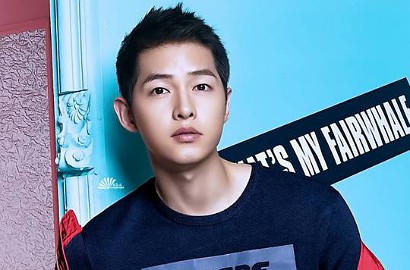 Duh Bikin Iri, Beruntungnya Staf Cewek Ini Selfie Manis Bareng Joong Ki