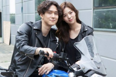Go Kyung Pyo-Chae Soo Bin cs Naik Motor Ala Cabe-Cabean di Poster 'Strongest Deliveryman'