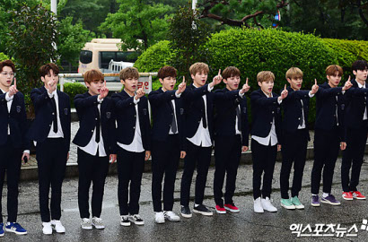 Tampan dan Kompak Meski Kehujanan, Wanna One Siap Syuting 'Happy Together'