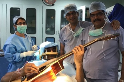 Biasanya Dibius Total Saat Operasi, 5 Orang Ini Malah Dibiarkan Main Gitar Ketika Otaknya Dibedah
