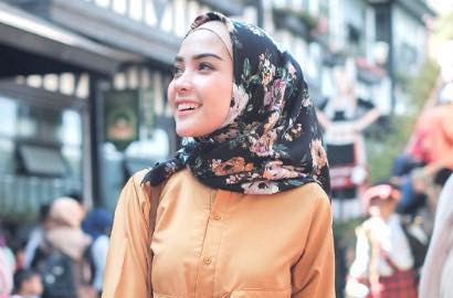 Lagi Ngehits, 5 Mix and Match Hijab Satin Motif Ala Selebgram Ini Bikin Gayamu Makin Fashionable