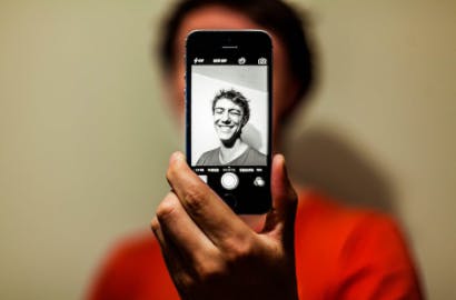 Selfie Suka Hadap Mana? 3 Kebiasaan Swafoto Ini Ungkap Kepribadian Kamu yang Sebenarnya Lho
