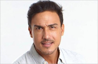 Macho Pakai Busana Adat Dayak, Hamish Daud Bikin Penasaran di Acara MNCTV Ini