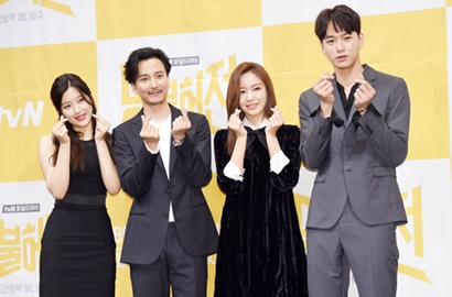 Gantengnya Kim Nam Gil Gandeng Kim Ah Joong di Preskon 'Live Up to Your Name'