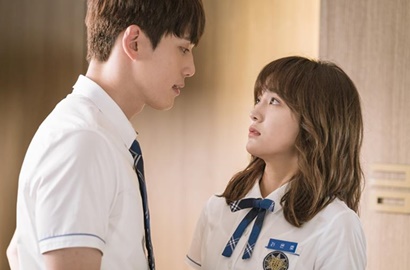Kayak Ciuman, Foto Kim Jung Hyun-Sejeong Syuting 'School 2017' Bikin Baper