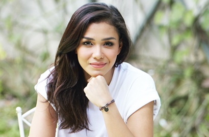 Super Cantik di Sampul Majalah, Penampilan Adinia Wirasti Bikin Ternganga