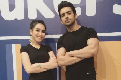 Asyik Joget, Tangan Ayu Ting Ting 'Nakal' Pegangi Bagian Intim?