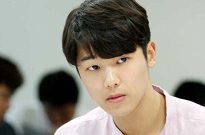 Gantengnya Kang Min Hyuk CN Blue Jadi Dokter Muda di 'Hospital Ship'