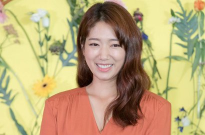 Jauh-Jauh ke Perancis, Park Shin Hye Pose Seksi dan Elegan di Foto-Foto Ini