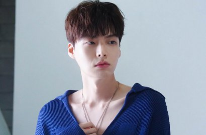Kharismatik, Ahn Jae Hyun Tetap Keren Saat Melamun di 'Reunited Worlds'?